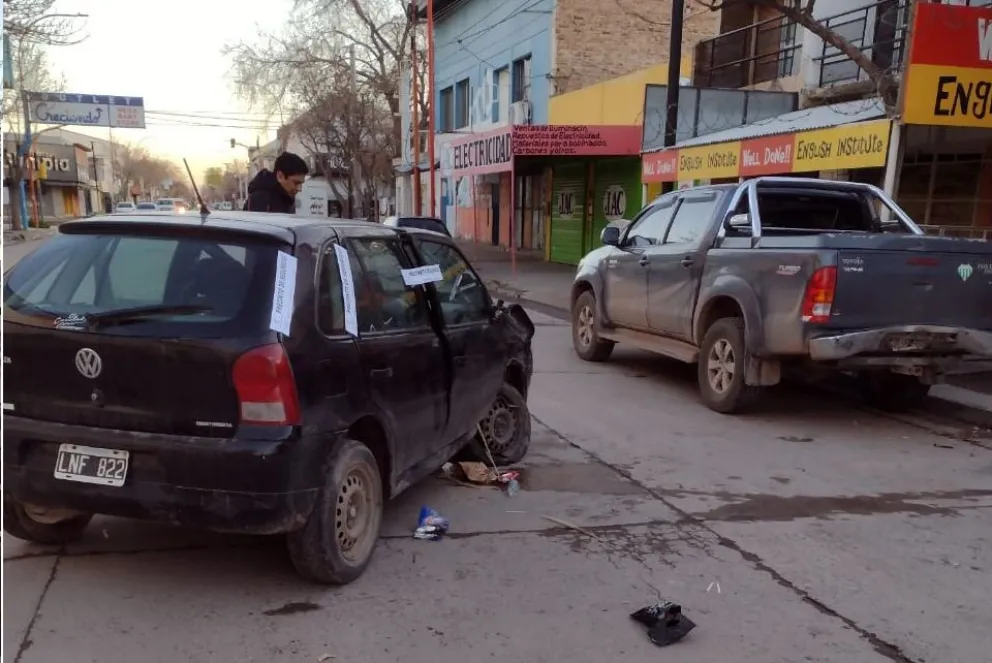 Conducía en estado de ebriedad y chocó contra varios autos estacionados