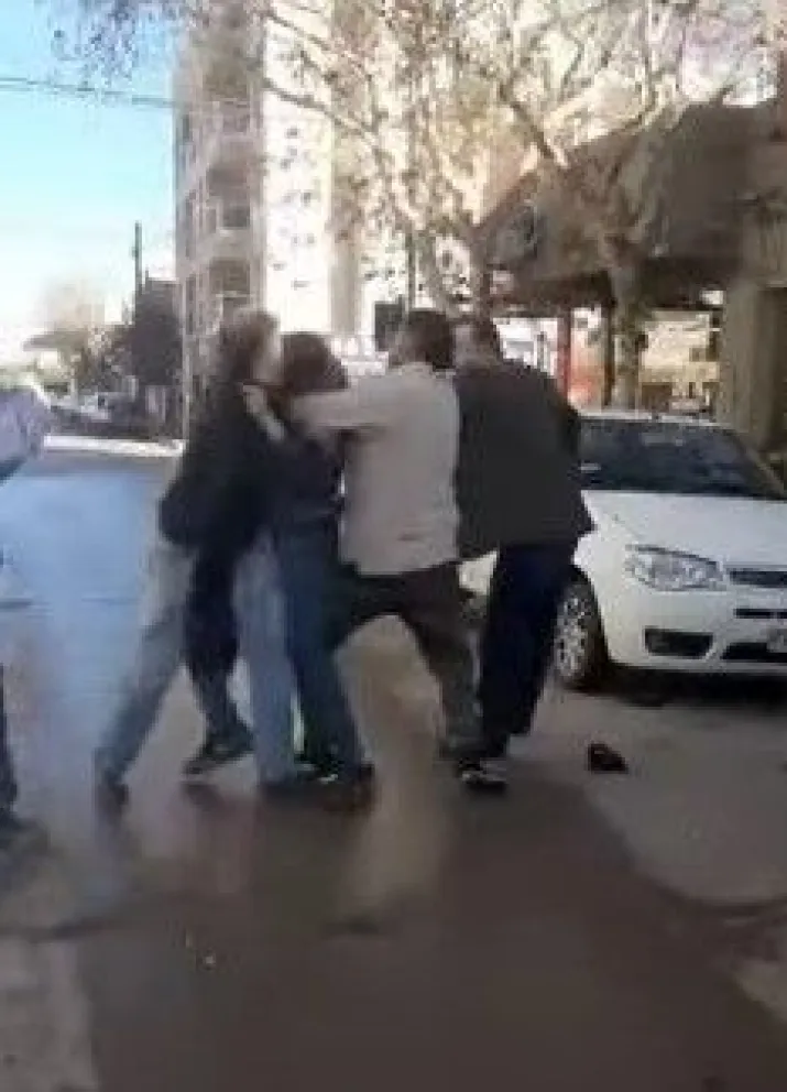 VIDEO: Intentaron robar un camión en Cipolletti y fueron perseguidos por los vecinos