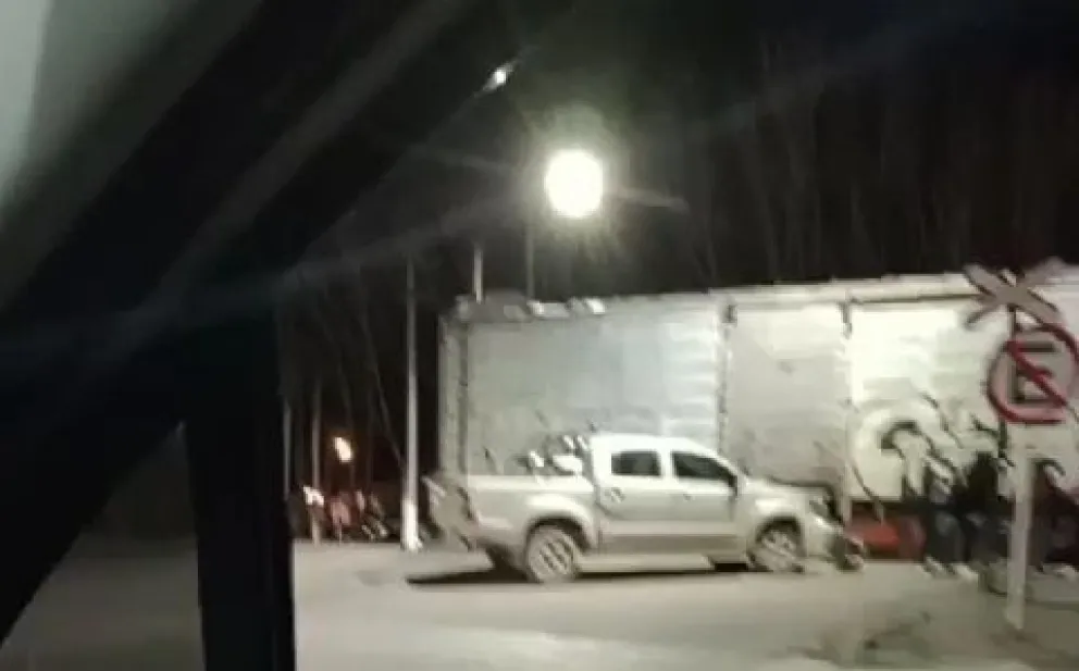  VIDEO: Pánico de una conductora al ser embestida por el tren de cargas en Cipolletti