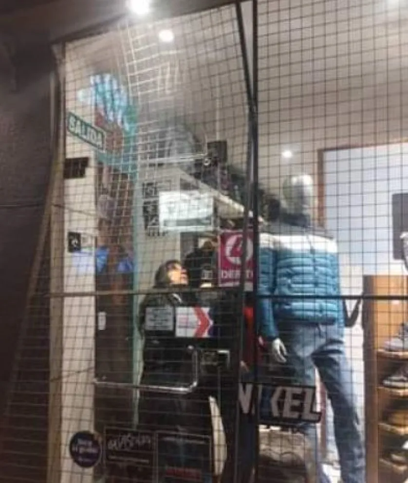 Otra vez asaltaron una tienda en pleno centro de Cipolletti