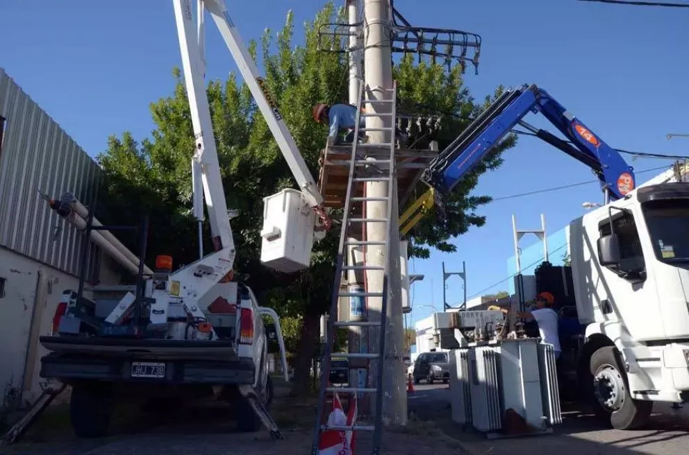 Un operador sufrió una descarga eléctrica mientras realizaba trabajos de media tensión: su estado de salud es reservado