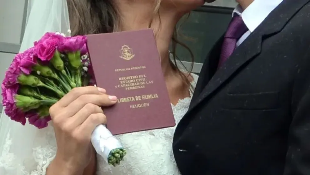 No hay presupuesto ni para casarse: faltan libretas de casamiento en los registros civiles