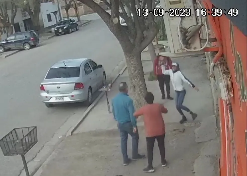 Comerciantes del barrio Don Bosco hartos del accionar de conocidos delincuentes: lo sacaron a empujones 