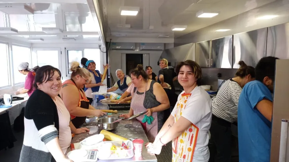 Enseñan a cocinar con fines laborales, recreativos o para quienes quieran iniciarse en el arte culinario  