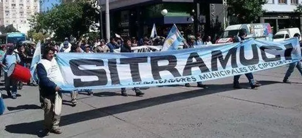  Los trabajadores municipales de Cipolletti exigen una reunión con las autoridades por el pago del bono