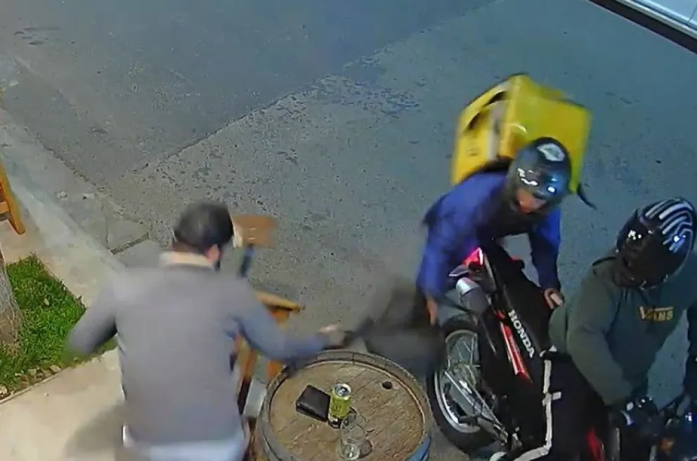 Video: dos motochorros armados intentaron robarle a un cliente en una vinoteca