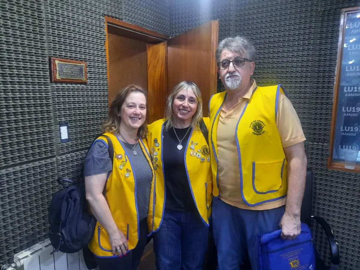 Yanina Berri, gobernadora (medio), Luis Stefoni, del Club de Leones Cipolletti TreKan 