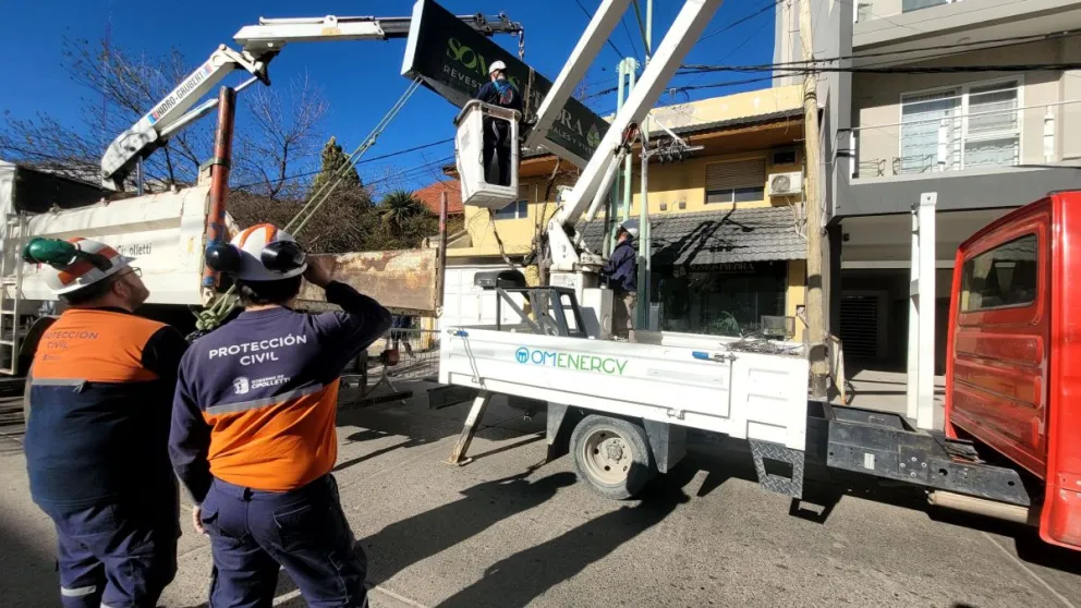 Un peligro: el gran cartel se desprendió y estuvo a punto de caer sobre la calle