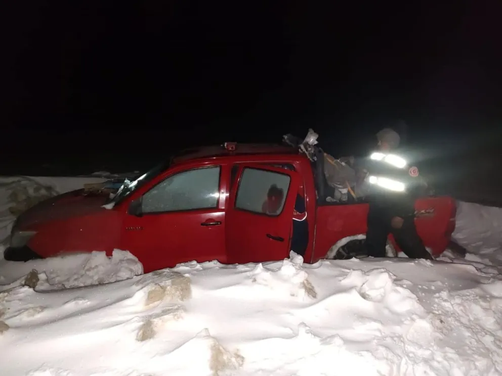 Se dirigían a Cipolletti y en Ruta 13 quedaron enterrados en la nieve por más de dos días 