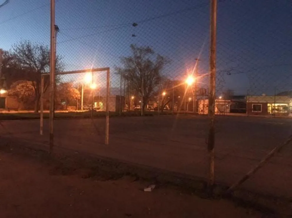 Vecinos del barrio Del Trabajo piden mejoras para la plaza y el playón deportivo