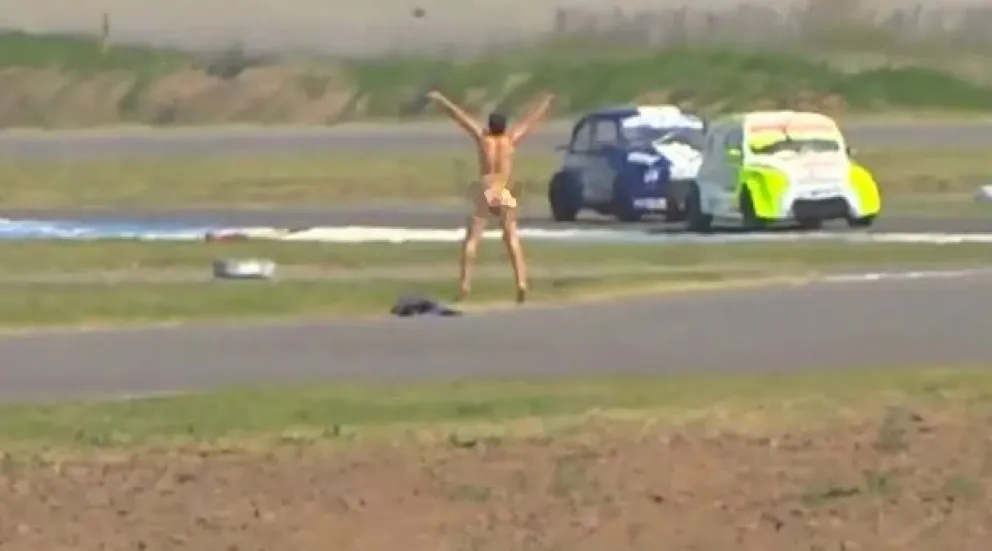 Un hombre se desnudó en plena pista durante una carrera de autos
