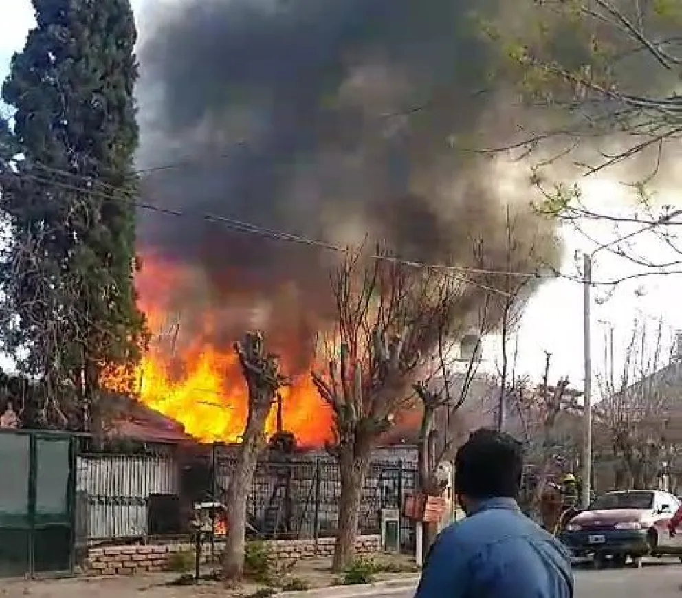 Video: Una adolescente murió y otras tres personas se encuentran hospitalizadas tras una explosión e incendio en Neuquén