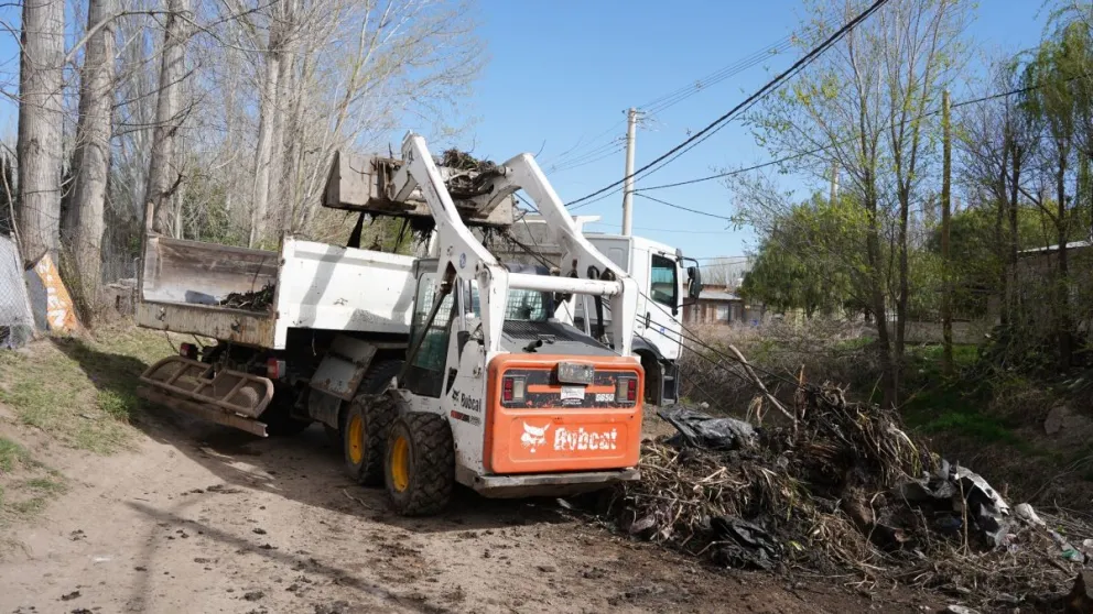 Limpieza del Canal de los Milicos en el barrio El Sauce