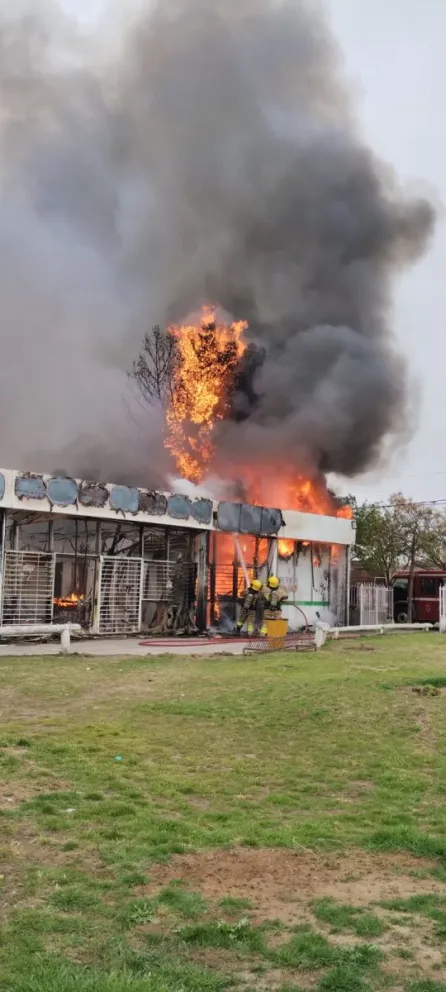 VIDEO: Incendio destruye Centro Comunitario en Cipolletti y genera gran conmoción entre los vecinos