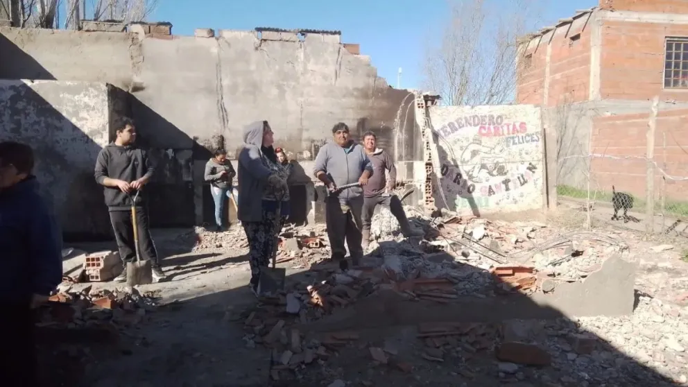 Vecinos reclamaron para recibir ayuda del Municipio con el comedor incendiado Caritas Felices 