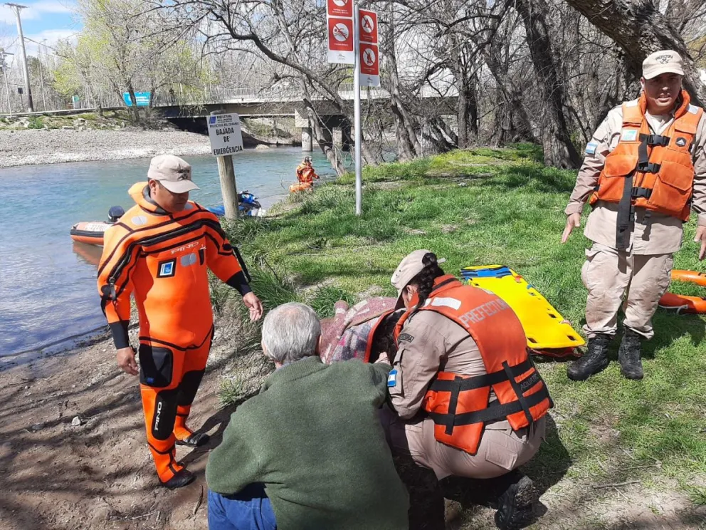 Prefectura rescató a una mujer de las aguas del Limay