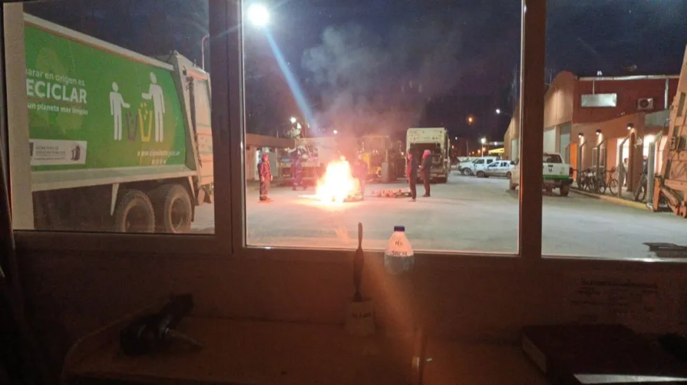 Trabajadores municipales profundizan el conflicto y bloquean Servicios Públicos