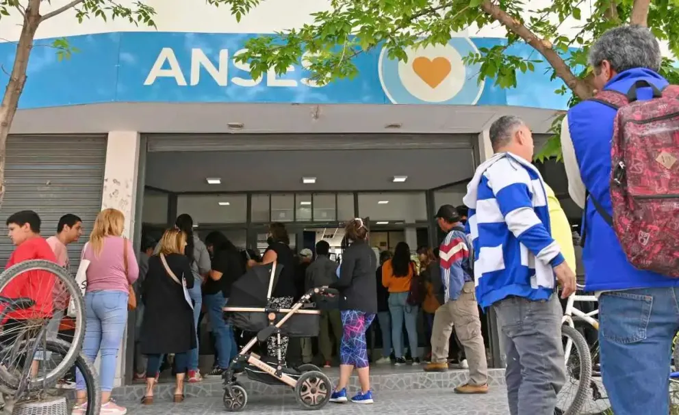 Largas filas en las oficinas de Anses de Cipolletti para acceder a nuevos beneficios
