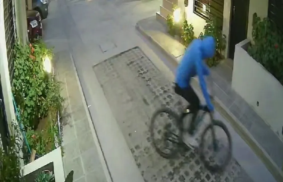 ¡Indignante! En pocos segundos robaron 3 bicicletas de un complejo habitacional, brindan recompensa y tratan de estafarlos 