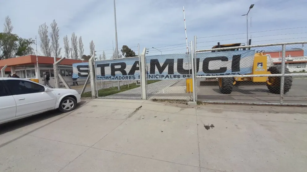 Paro municipal: marchas e interrupción del tránsito  en Cipolletti para pedir una reunión con el intendente