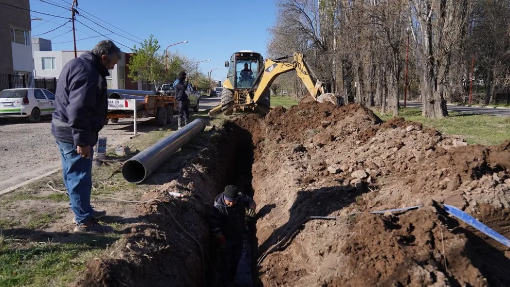 Extienden la red de agua potable en los barrios populares de la zona norte