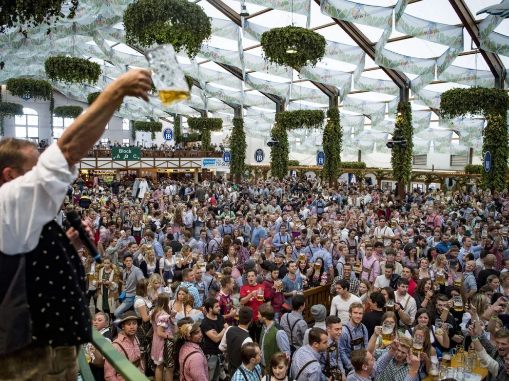 Un grupo de personas realizaron saludos hitlerianos al ritmo de una canción nazi en el Oktoberfest