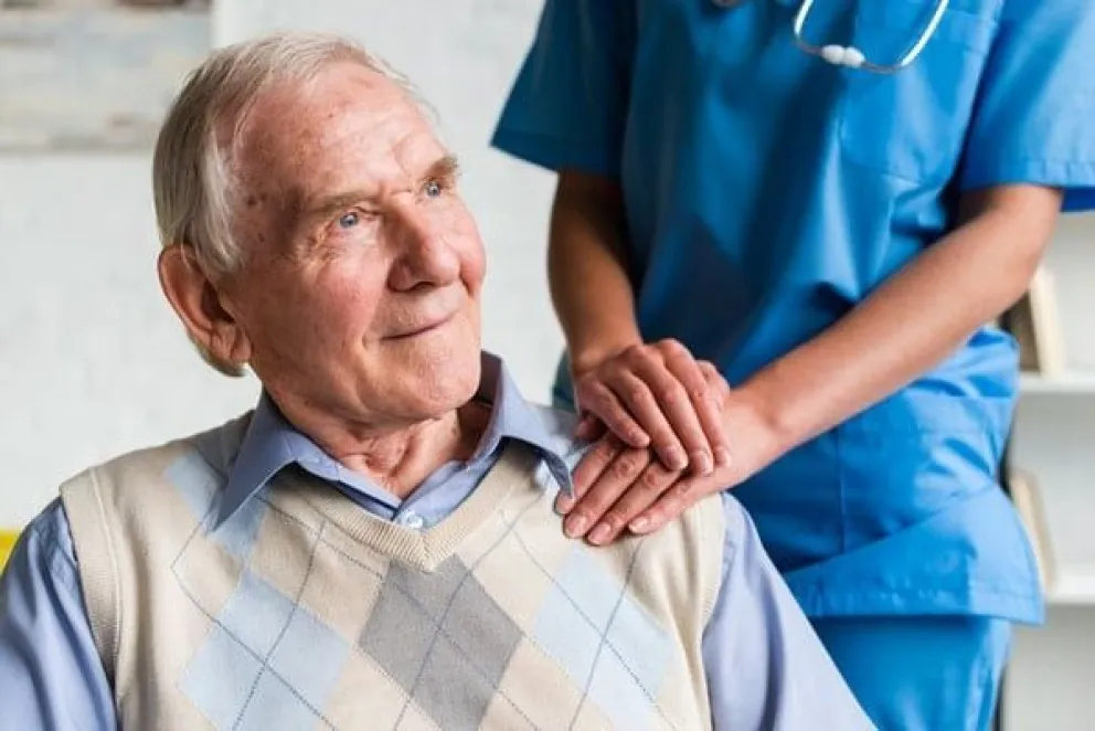 Cuánto cuesta contratar a cuidadores de PAMI: todos los detalles 