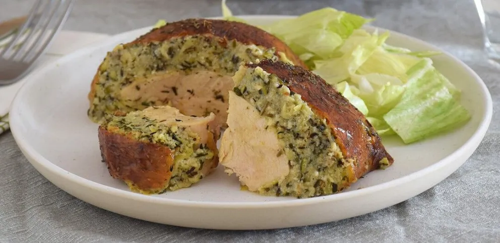 Pollo al horno con relleno especial: Una receta para sorprender a tu familia