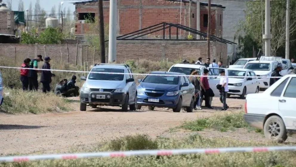 Femicidio en Centenario: una mujer asesinada y un hombre herido de bala