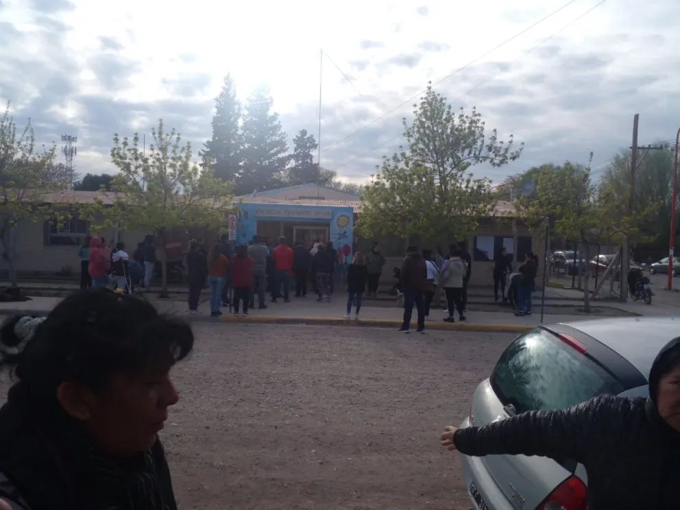 Ahora: un grupo de padres se manifiestan por una denuncia de abuso sexual a una nena