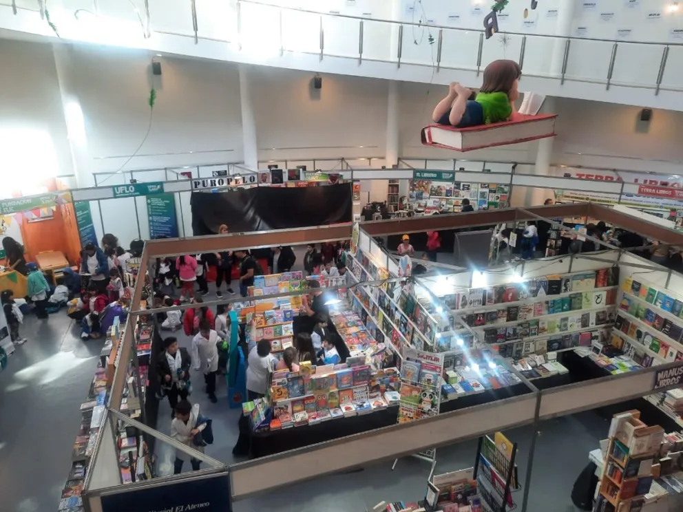 Alumnos de escuelas primarias recorren la Feria del libro 2023