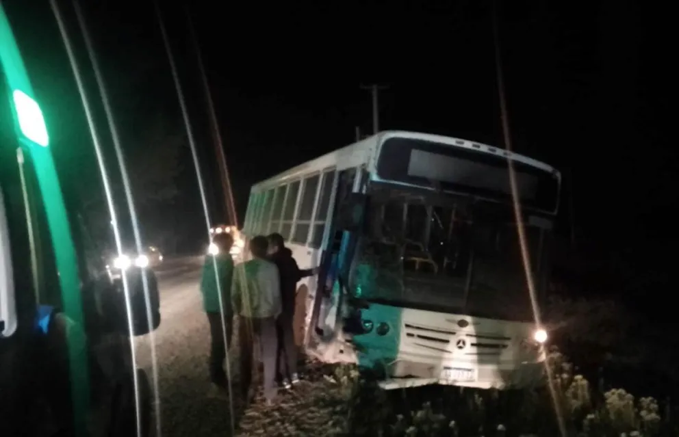 Fuerte colisión entre un colectivo y una camioneta en Ruta 151