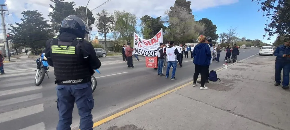 Trabajadores de seguridad bloquean la ex Ruta 22 en protesta por despidos