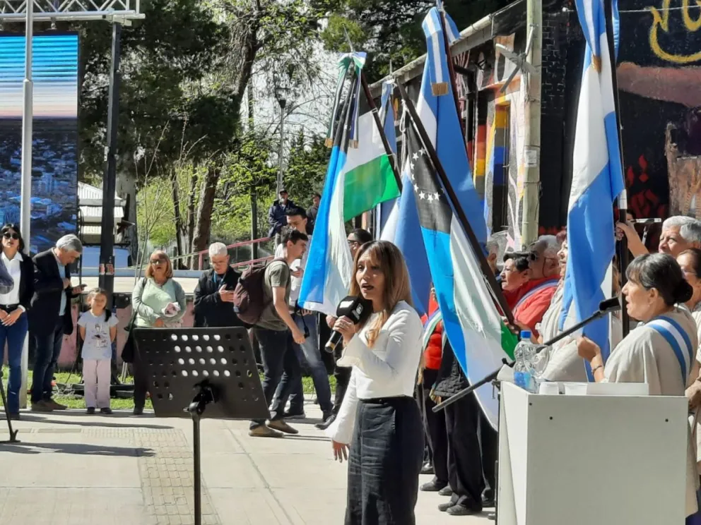 El toque diferente: el himno, cantado en vivo