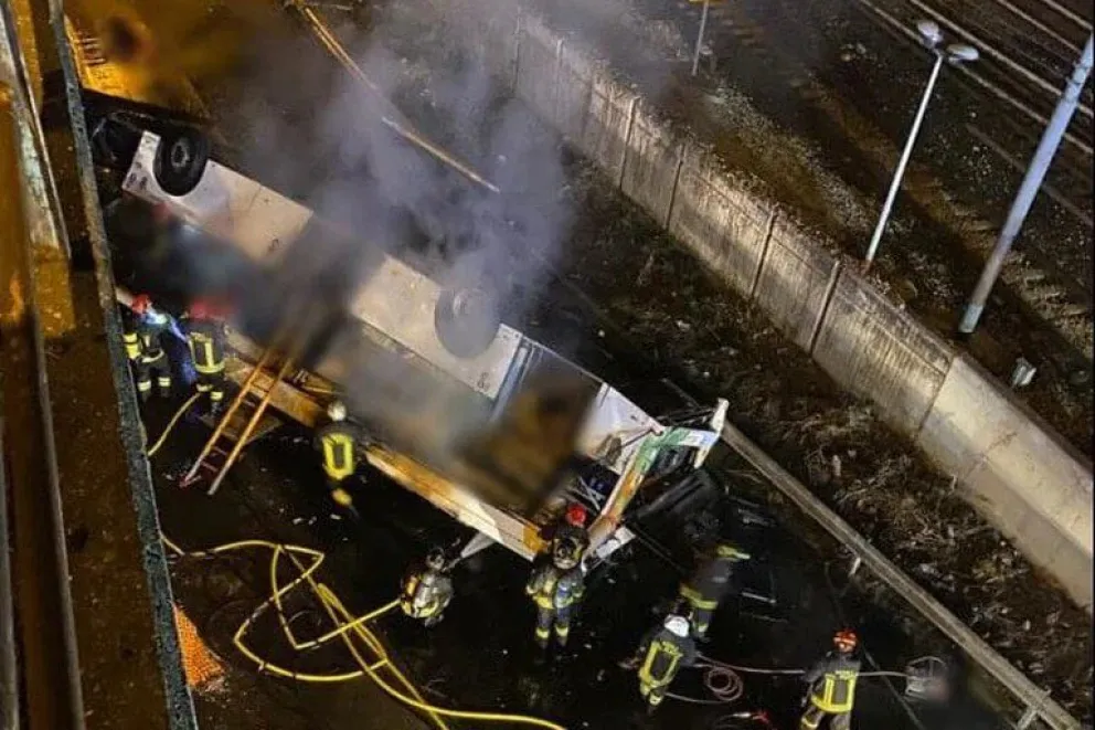 Tragedia en Venecia: al menos 21 muertos luego de que un colectivo cayera de un puente