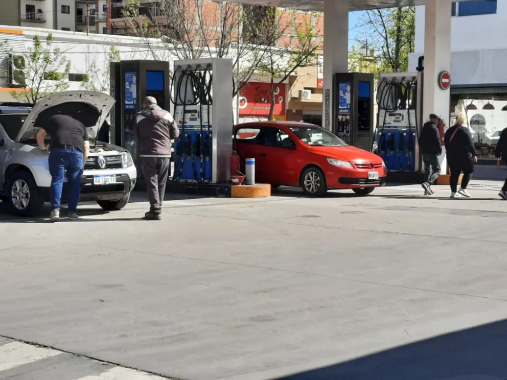 Combustibles: empieza a sentirse el faltante de los productos comunes