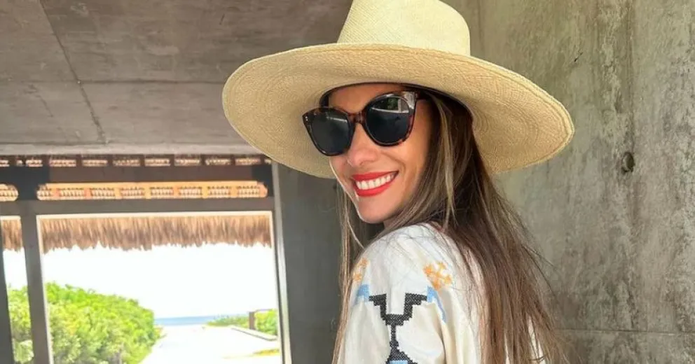 Pampita deslumbra con su microbikini en Puerto Escondido