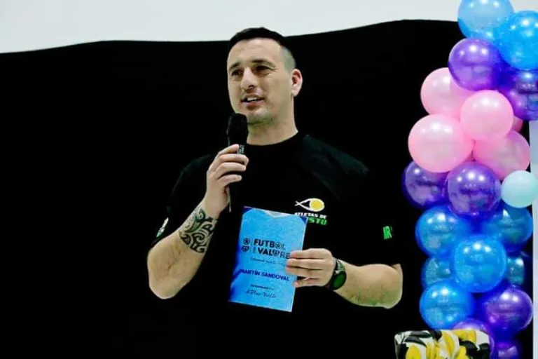 Mart&iacute;n Sandoval, presenta el libro &laquo;F&uacute;tbol con valores&raquo;.