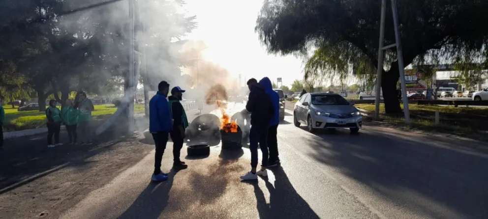 Comenzó el corte de ATE en la ruta 22 de forma intermitente
