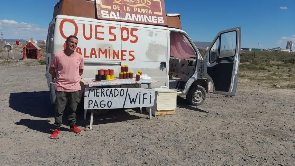 La historia del vendedor de quesos que se hizo viral porque el dueño de Mercado Libre publicó su foto