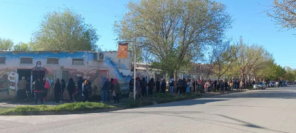 Largas filas por alimentos y ropa en Cipolletti