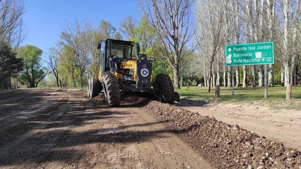 Trabajan para mejorar las calles en el parque costero Isla Jordán 