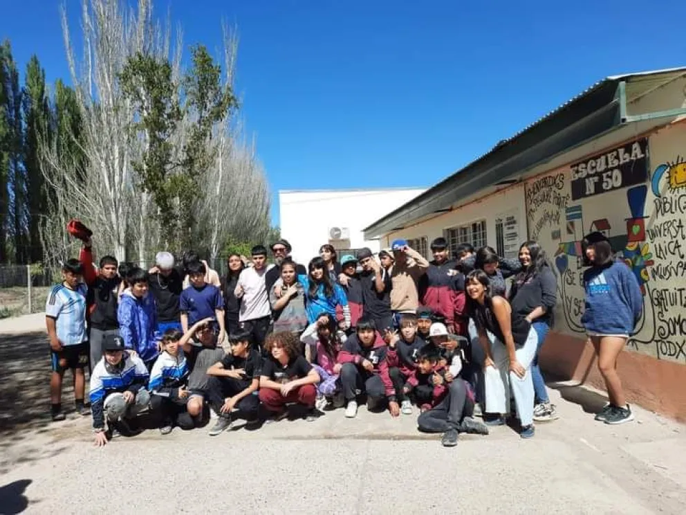 Feria del Libro en Cipolletti:  Juan Chavetta llevó a cabo la presentación de su obra en la escuela rural N°50