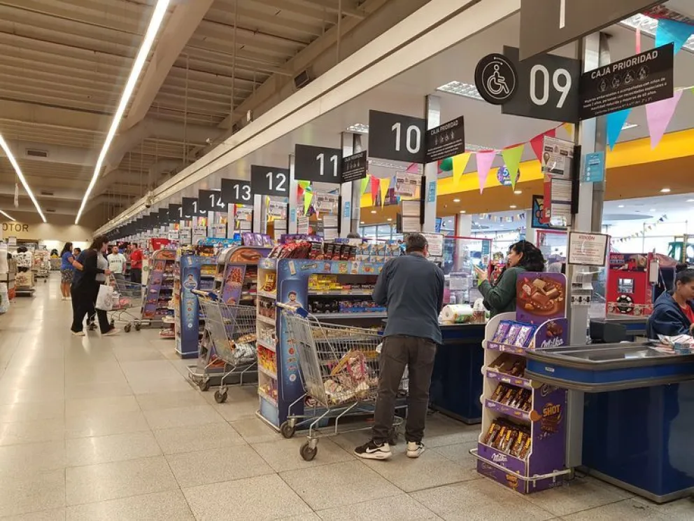 Millonaria multa a hipermercado neuquino, que sigue exhibiendo golosinas en la línea de cajas
