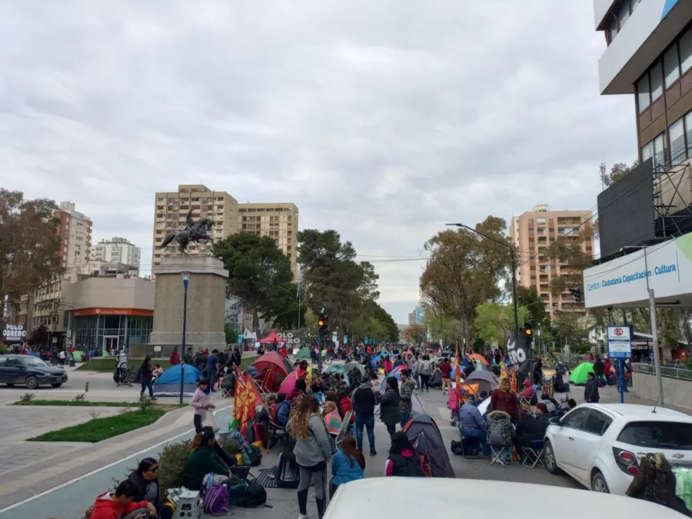 Bloqueo en pleno centro de organizaciones sociales por falta de pago del Gobierno provincial