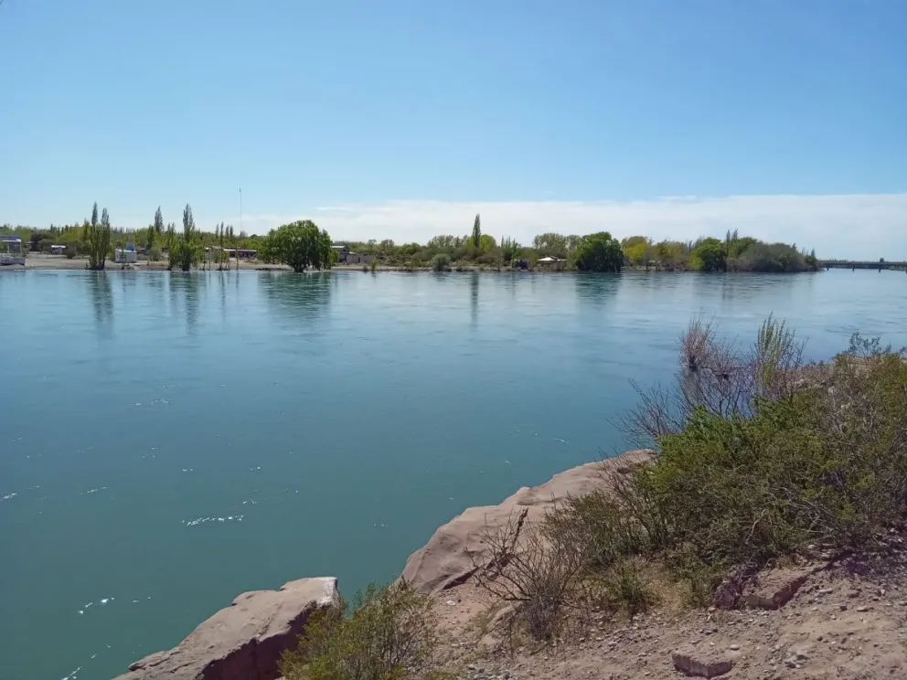 Refuerzan controles para evitar la pesca furtiva en el Alto Valle y sorprende la cantidad de basura en los ríos 