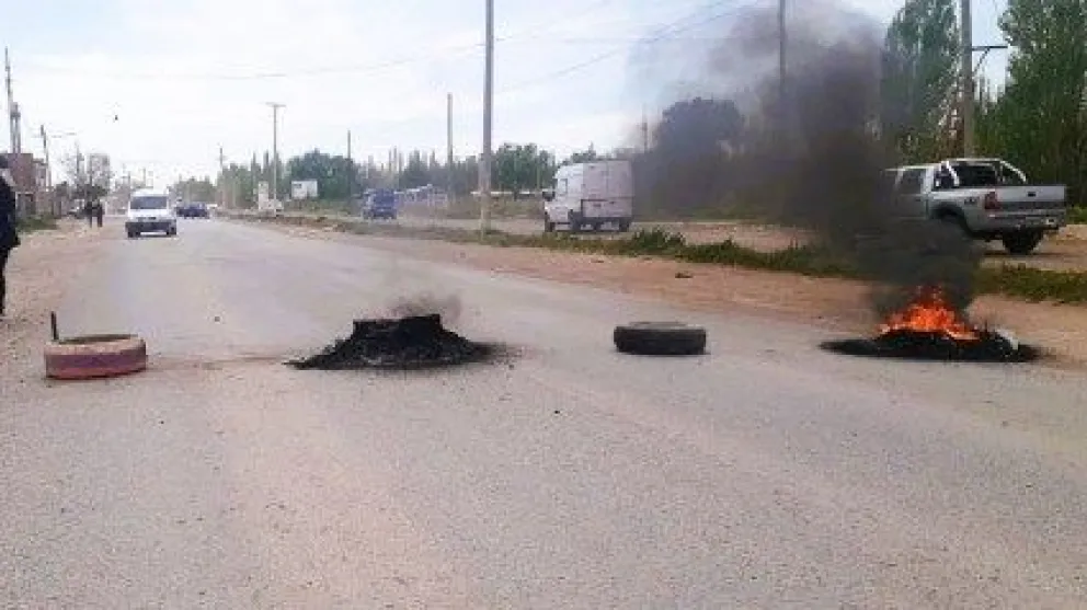 Crisis en la salud mental desencadena protesta en Cipolletti: Madre desesperada corta circunvalación