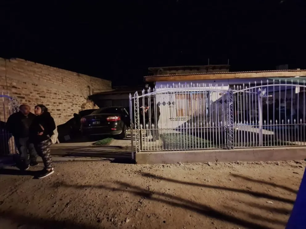 Dramático momento: Golpeó a su pareja, atropelló a una mujer policía y escapó con droga