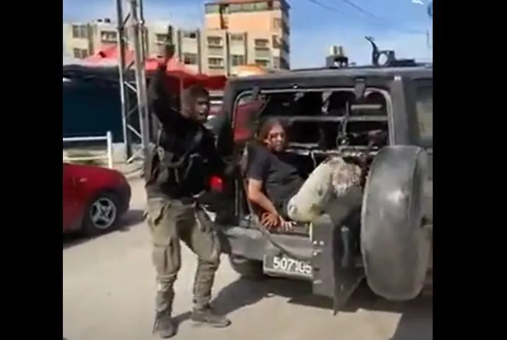 Terrorismo sin límites: Hamás exhibe a mujeres israelíes secuestradas en las calles
