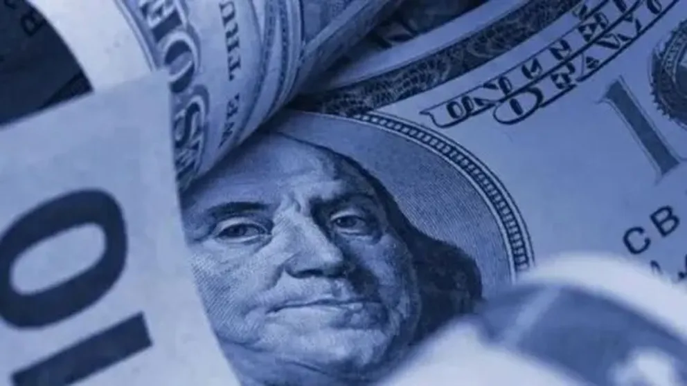 Sin techo: el dólar paralelo supera los $900 y marca un nuevo récord